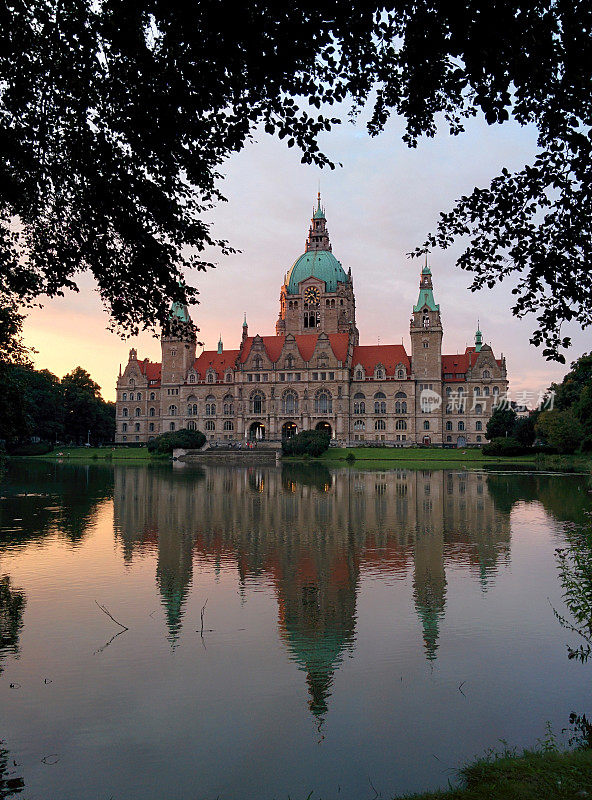 Hanover的Neues Rathaus at Dusk